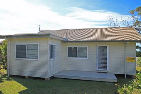 The Beach House In Berrara - Accommodation NSW 2
