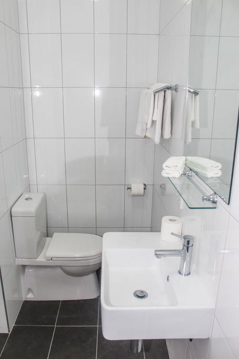 CROWN CENTRAL BUSINESS DISTRICT MOTEL - NO UNDER 18s - Accommodation NSW 17