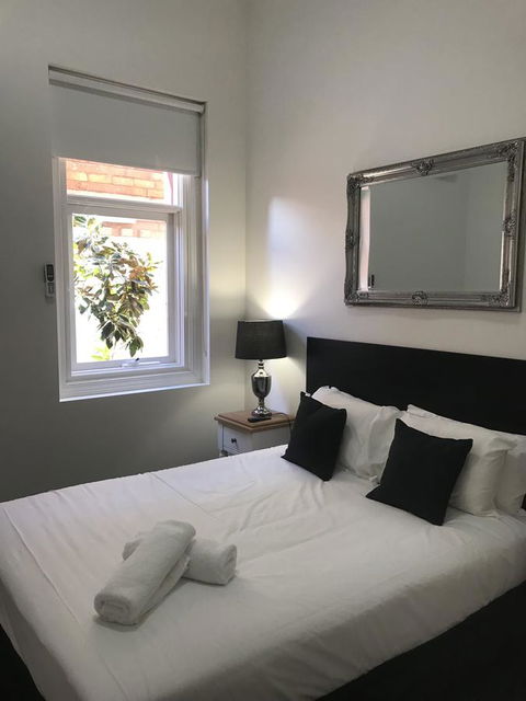 CROWN CENTRAL BUSINESS DISTRICT MOTEL - NO UNDER 18s - Accommodation NSW 18