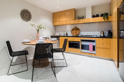 Auguste, Melbourne CBD Private Accommodation With Parking - Accommodation NSW 9