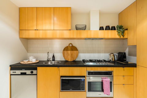 Auguste, Melbourne CBD Private Accommodation With Parking - Accommodation NSW 10