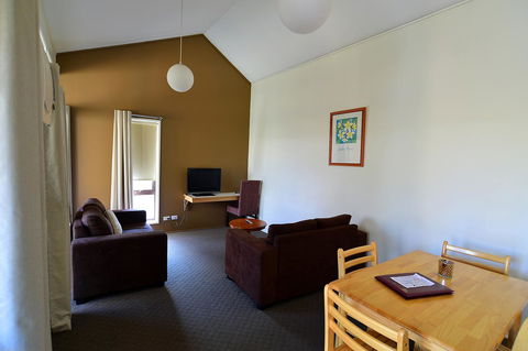 Executive Hideaway - Accommodation NSW 9
