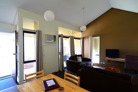 Executive Hideaway - Accommodation NSW 7