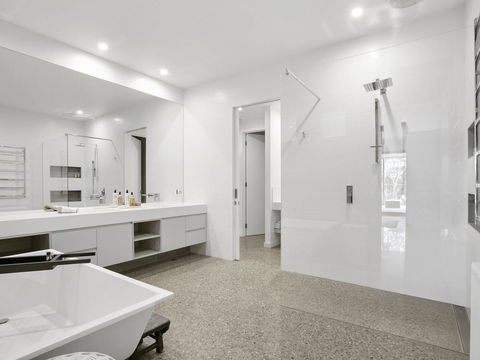 Lansdowne Villa - With Swimming Pool - Accommodation NSW 12