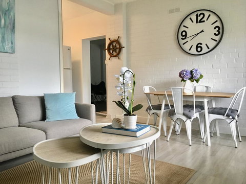 The Wheelhouse - 2BR Waterfront Apt In Town - Accommodation NSW 0