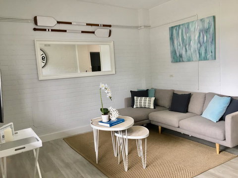 The Wheelhouse - 2BR Waterfront Apt In Town - Accommodation NSW 2