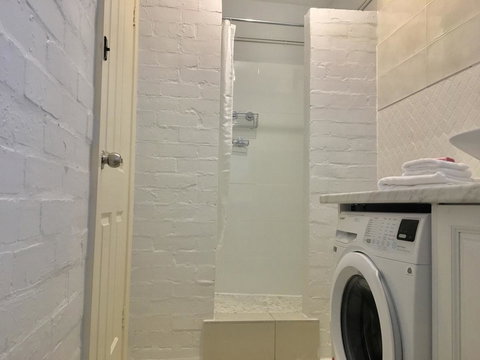 The Wheelhouse - 2BR Waterfront Apt In Town - Accommodation NSW 14