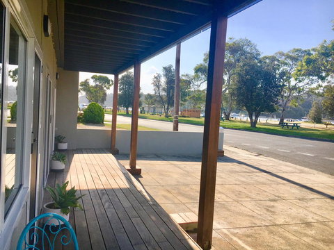 The Wheelhouse - 2BR Waterfront Apt In Town - Accommodation NSW 17