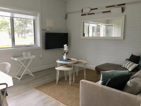 The Wheelhouse - 2BR Waterfront Apt In Town - Accommodation NSW 1