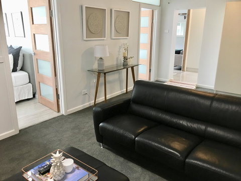 The Wheelhouse - 2BR Waterfront Apt In Town - Accommodation NSW 10