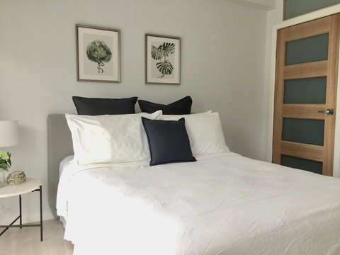 The Wheelhouse - 2BR Waterfront Apt In Town - Accommodation NSW 4