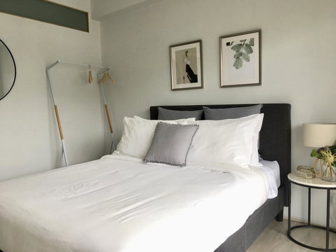 The Wheelhouse - 2BR Waterfront Apt In Town - Accommodation NSW 9