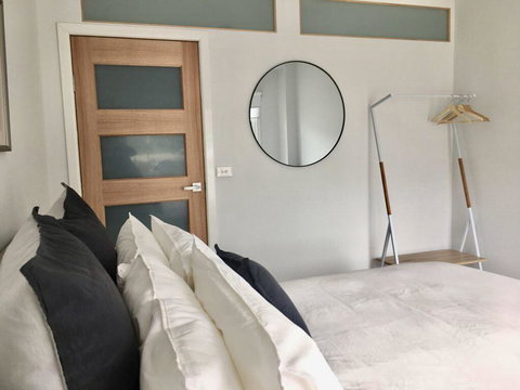 The Wheelhouse - 2BR Waterfront Apt In Town - Accommodation NSW 5