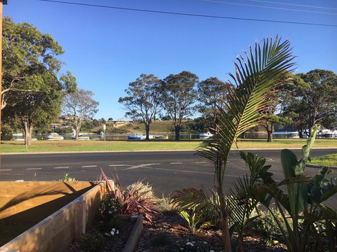 The Wheelhouse - 2BR Waterfront Apt In Town - Accommodation NSW 15