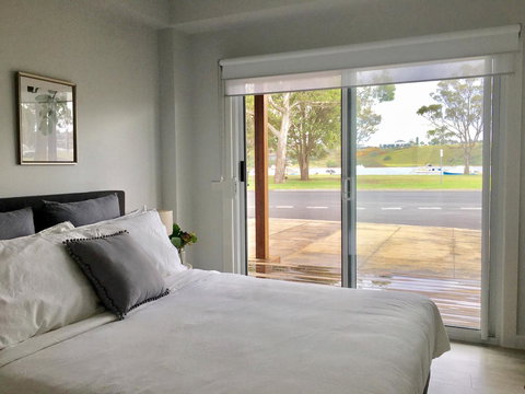 The Wheelhouse - 2BR Waterfront Apt In Town - Accommodation NSW 3
