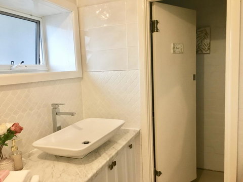 The Wheelhouse - 2BR Waterfront Apt In Town - Accommodation NSW 12