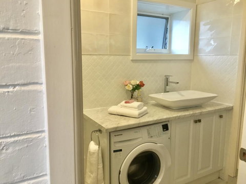 The Wheelhouse - 2BR Waterfront Apt In Town - Accommodation NSW 13