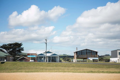 Stunning Waterfront Only 10 Minutes To Phillip Island - FREE EV UNIT 7kW For Electric Cars - Pet Friendly, Fireplace FREE WIFI Wine & Chocolates - Accommodation NSW 26