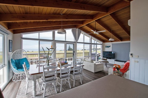 Stunning Waterfront Only 10 Minutes To Phillip Island - FREE EV UNIT 7kW For Electric Cars - Pet Friendly, Fireplace FREE WIFI Wine & Chocolates - Accommodation NSW 0