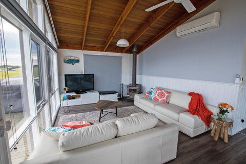 Stunning Waterfront Only 10 Minutes To Phillip Island - FREE EV UNIT 7kW For Electric Cars - Pet Friendly, Fireplace FREE WIFI Wine & Chocolates - Accommodation NSW 1