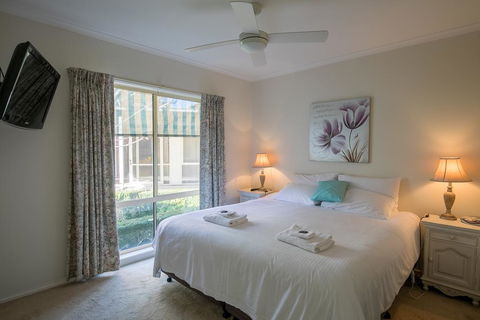 The Birch House - Silver Birches Luxury Accommodation Bright - Accommodation NSW 0