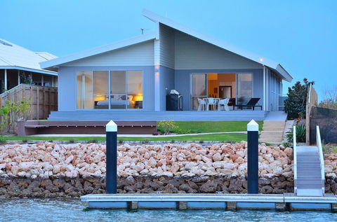 The Carnarvon Luxury Canal Home - Accommodation NSW 0
