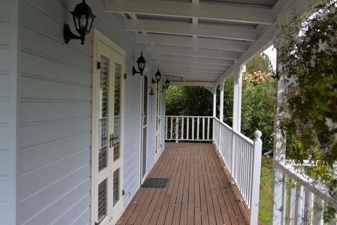 The Doll's House - Charming 2 Bedroom Cottage Just A Short Walk From The Village - Accommodation NSW 2