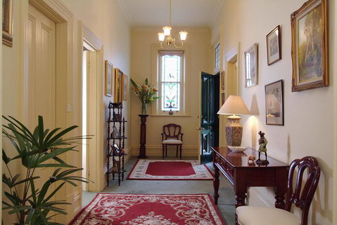 The Lodge Country House - Accommodation NSW 2
