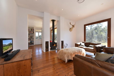 The Parson's Vineyard Retreat - Get Amongst The Vineyards In A Historic Home - Accommodation NSW 0