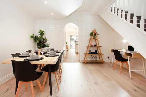 THE RENWICK - Hosted By: L'Abode Accommodation - Accommodation NSW 3