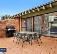 Townhouse 9 'Bay Parklands' 2 Gowrie Ave - pool views  tennis court - Accommodation NSW