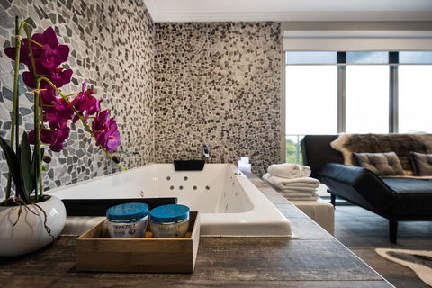 Tully Daylesford - Accommodation NSW 3