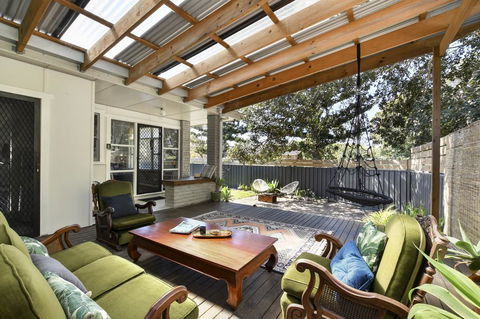 UMINA BEACH KOKOMO- Walk To The Beach, FAMILY And PET FRIENDLY Set Of 3 Vintage Original Holiday Flats & Vintage Caravan And Bat - Accommodation NSW 2