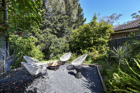 UMINA BEACH KOKOMO- Walk To The Beach, FAMILY And PET FRIENDLY Set Of 3 Vintage Original Holiday Flats & Vintage Caravan And Bat - Accommodation NSW 3