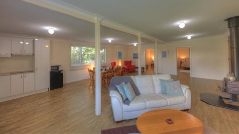 Village Stays Coldstream Gallery Bungalow - Accommodation NSW 3