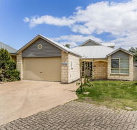 WALKIN ON SUNSHINE - STROLL TO BEACH BREAK - Accommodation NSW