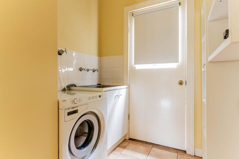 WALKIN' ON SUNSHINE - Accommodation NSW 3