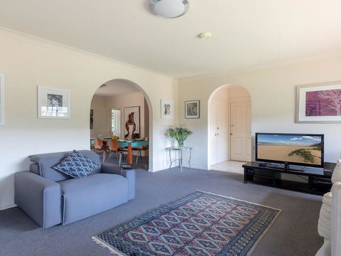 Walling-Clifton Gardens - Backing Onto Golf Course - Accommodation NSW 2