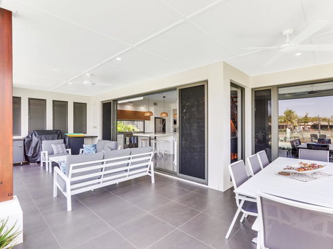 WATERFRONT HOME BORDERING MOOLOOLABA - Accommodation NSW 2