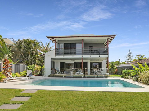 WATERFRONT HOME BORDERING MOOLOOLABA - Accommodation NSW 0