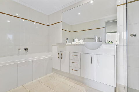 Waterfront Resort Living With Space For The Family - Accommodation NSW 2
