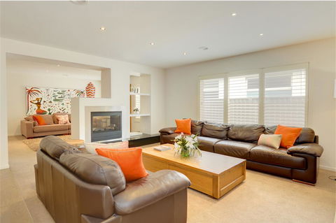 Newington Lakehouse - Accommodation NSW 13