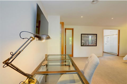 Newington Lakehouse - Accommodation NSW 7
