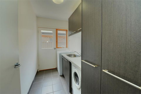 Newington Lakehouse - Accommodation NSW 3