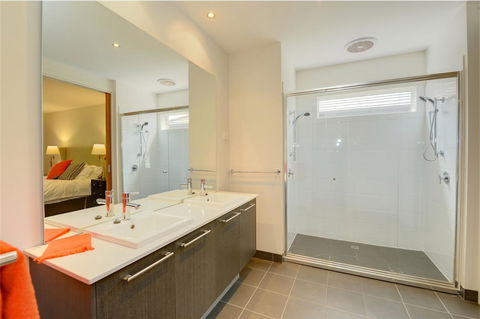 Newington Lakehouse - Accommodation NSW 10