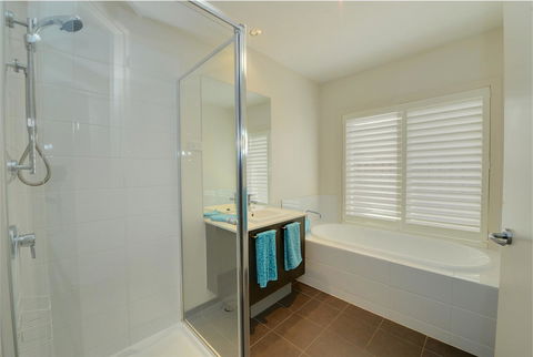 Newington Lakehouse - Accommodation NSW 2