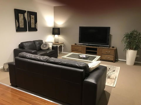 Black Lotus Townhouse - Accommodation NSW 7