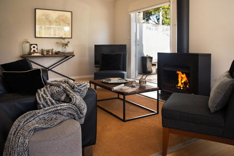 Lake Como Villa - Accommodation NSW 2