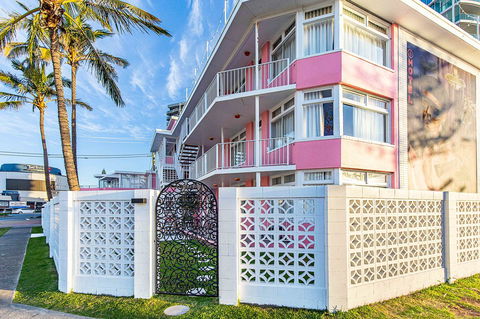 The Pink Hotel Coolangatta - Accommodation NSW 1