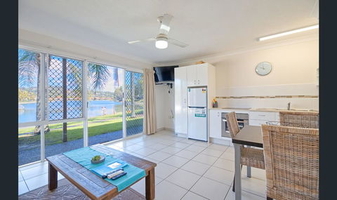 Bay Of Palms - Accommodation NSW 4